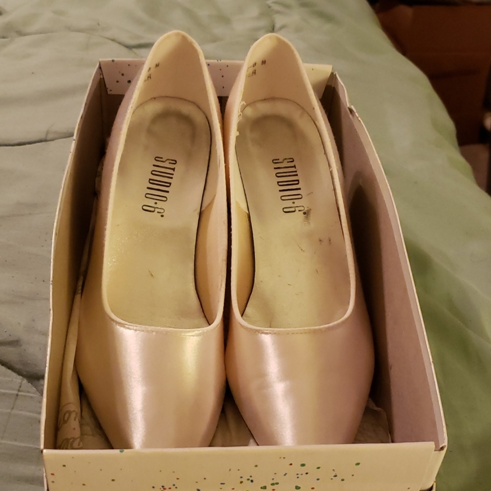 Ladies sz 8M Satin Heels.